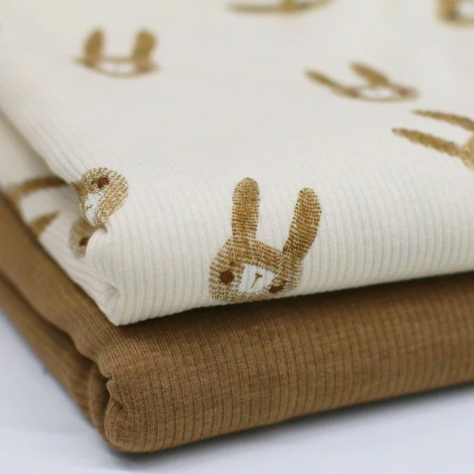 Tessuto Jersey Di Cotone Costine - Schizzi Conigli Beige Tessuto Jersey Di Cotone Costine - Schizzi Conigli Beige - (Jersey Tessuti)