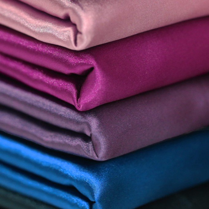 Stretch Satijn Stof Licht Beige - (Modestoffen)