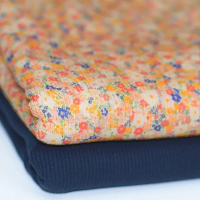 Rib Jersey Stof - Tijdloze Bloem Donker Blauw Rib Jersey Stof - Tijdloze Bloem Donker Blauw - (Jersey Stoffen)