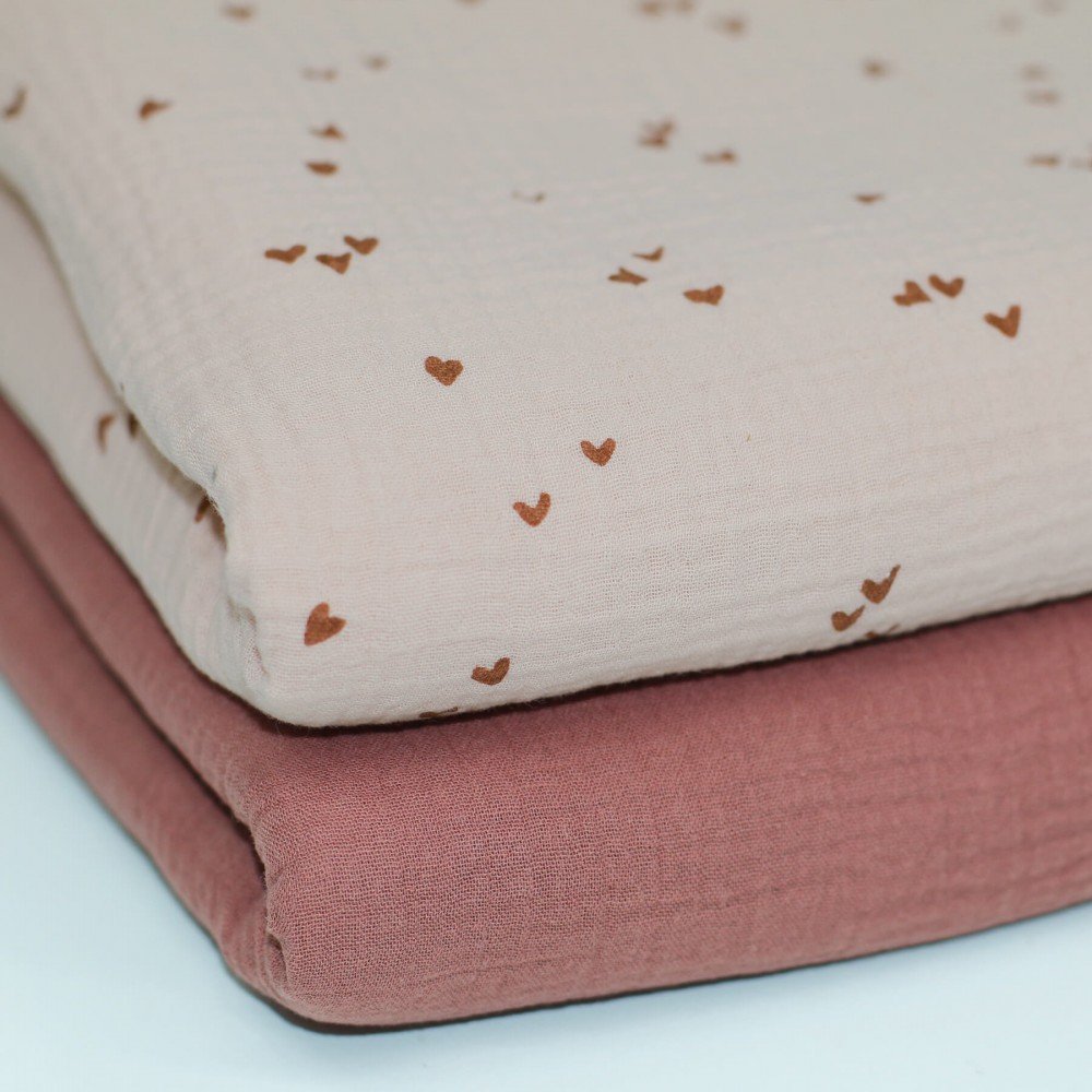 Baby Musselin Stof Muster - Uregelmæssig Hjerter Beige