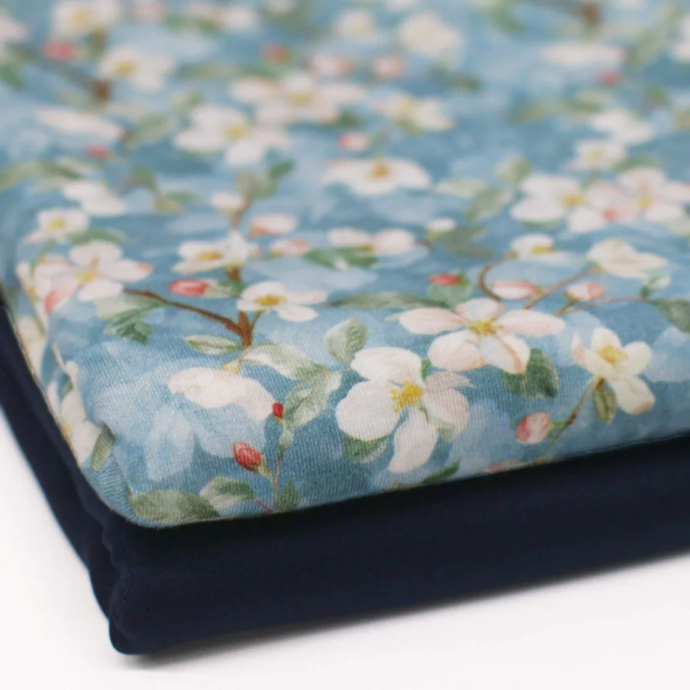 Digitale Print Bamboe Jersey - Witte Bloemen Op Blauw Digitale Print Bamboe Jersey - Witte Bloemen Op Blauw