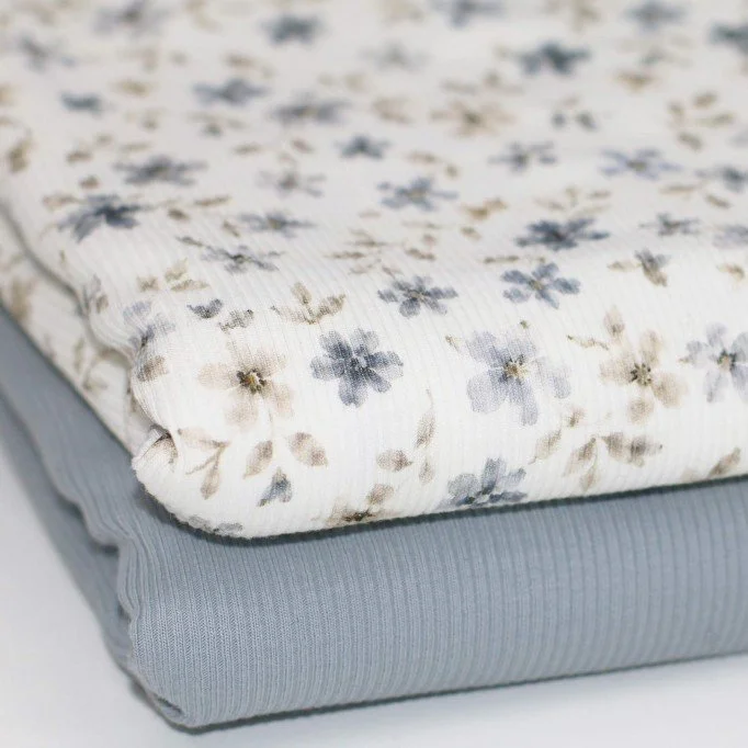 Rib Jersey Stof - Wilde Bloei Staalblauw Rib Jersey Stof - Confettihartjes - (Jersey Stoffen)