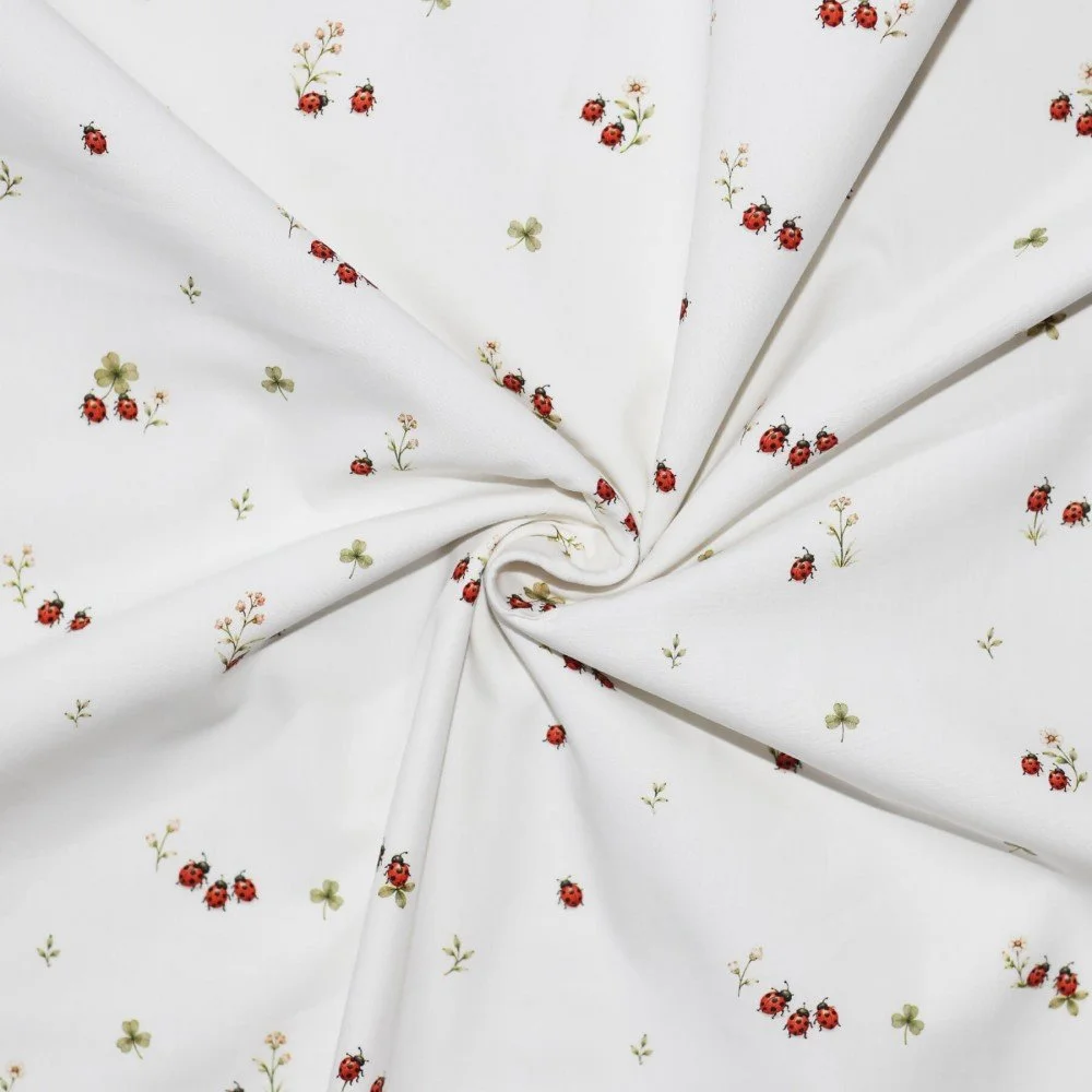Bomuld Poplin Stof Digital Trykt - Kløver Med Mariehøne Bomuld Poplin Stof Digital Trykt - Pastel Blomst Lyserød - (Bomuld Poplin Print )